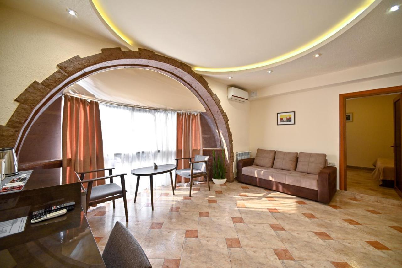Skyline Hotel Erevan Exterior foto